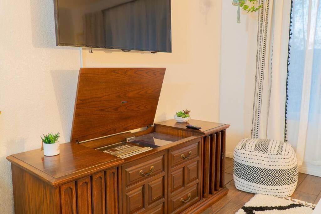 Holiday home New! Jt Sunshine House Cozy, Artsy & Comfy, Dog Friendly, 3bd