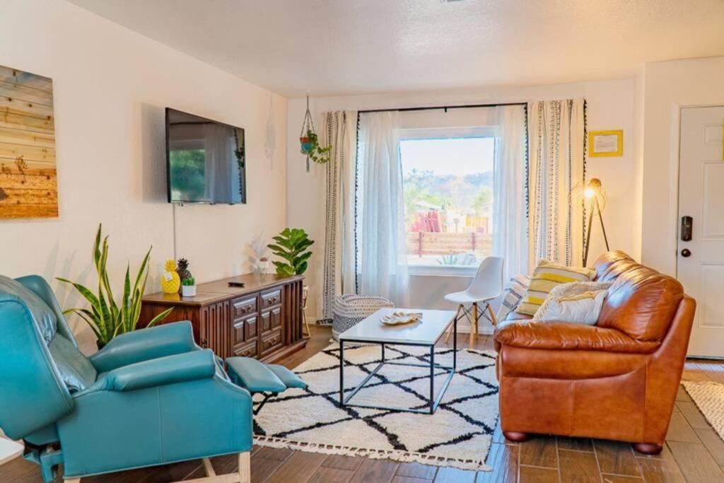 Holiday home New! Jt Sunshine House Cozy, Artsy & Comfy, Dog Friendly, 3bd Joshua Tree